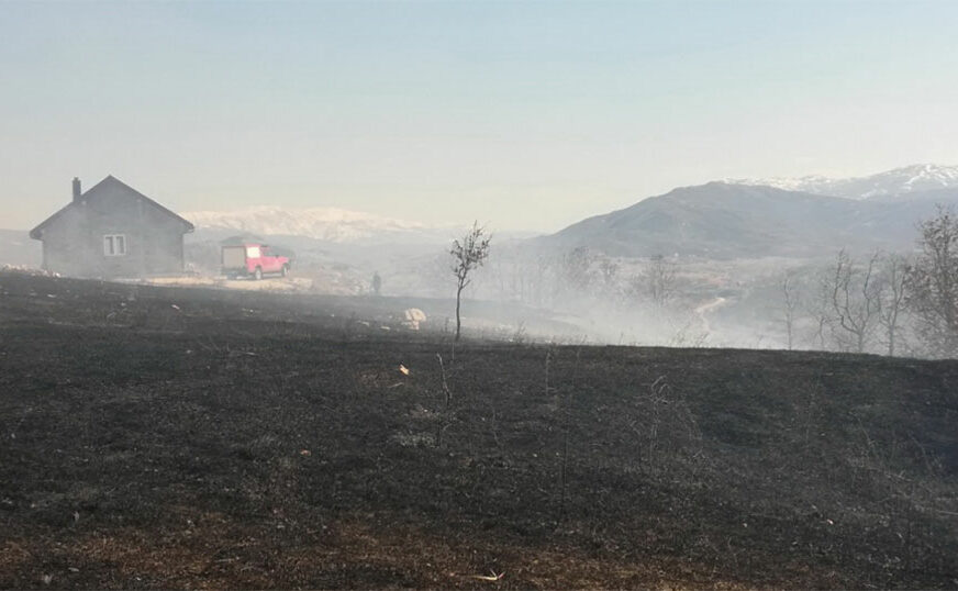 Na području Gacka aktiva četiri požara, najkritičnije na brdu Gat