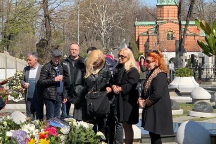 "NEMA VIŠE MOG OSMIJEHA, DUŠO MOJA" Goca Šaulić neutješno plače na groblju, obilježava se 40 dana od smrti Šabana