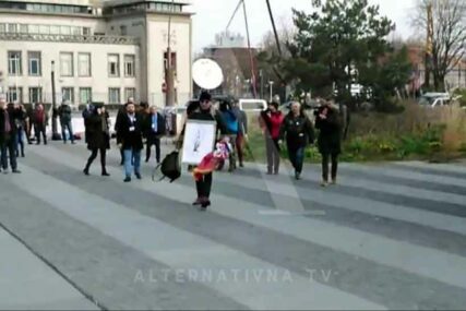 DRAMA U HAGU Muškarca sa srpskom zastavom izvrijeđali i OTJERALI (VIDEO)