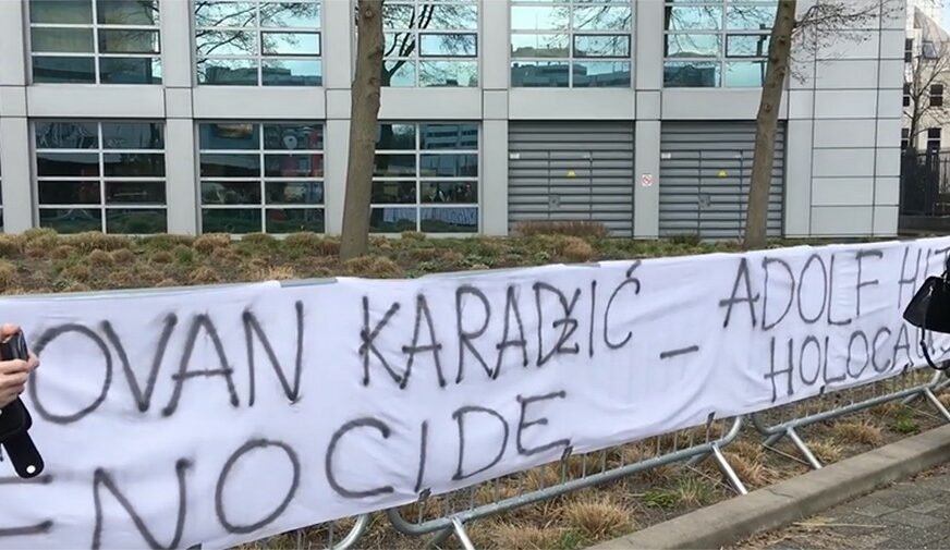 INCIDENT U HAGU Policija tražila da se ukloni transparent poređenja Karadžića i Hitlera