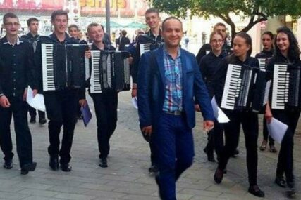ODUŠEVIĆE VAS Školarci iz Prijedora na harmonikama sviraju hitove Majkla Džeksona (VIDEO)