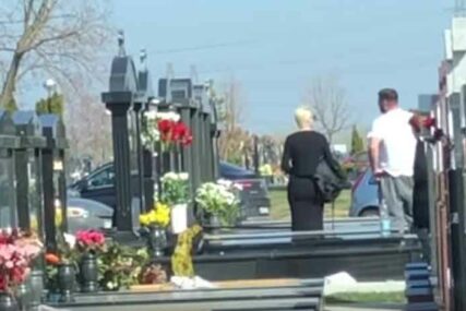 DIRLJIVE SCENE Karleuša obišla MAJČIN GROB, dok je sklanjala osušeno cvijeće pojavio se ON (VIDEO)