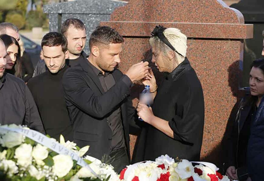 KARLEUŠA OD MAJČINE SAHRANE DVA PUTA IZAŠLA IZ KUĆE Duško se ne vraća u Kinu dok se Jelena ne smiri