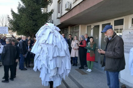PROTEST U BIHAĆU Ljekari skinuli bijele mantile ispred zgrade ministarstva