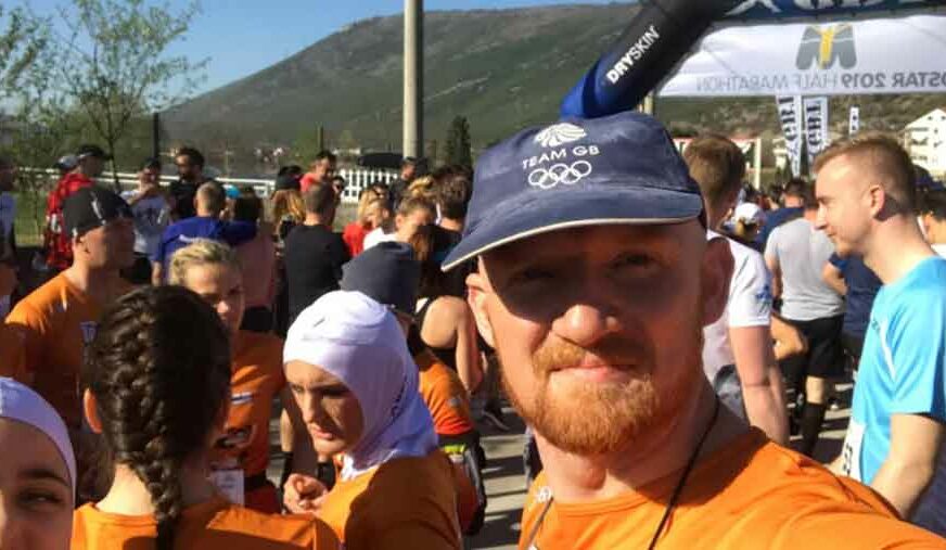 “PREŽIVIO SAM” Ambasador Velike Britanije u BiH istrčao polumaraton u Mostaru (FOTO)