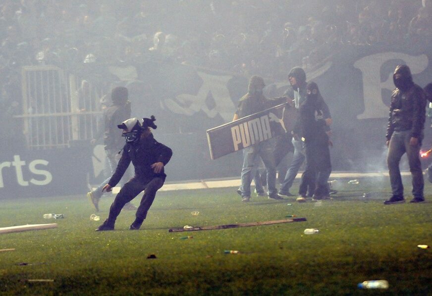 HAOS U ATINI Prekinut derbi Panatinaikos-Olimpijakos (VIDEO)