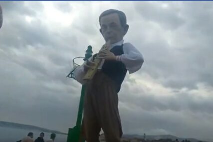 NOVI SKANDAL U HRVATSKOJ Spalili još jednu lutku s likom Pupovca dok su okupljeni aplaudirali (VIDEO)