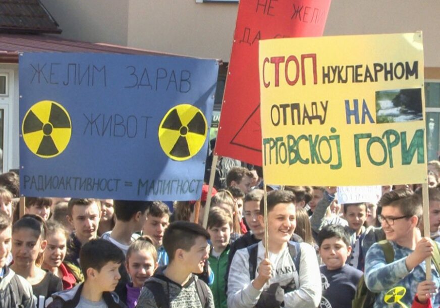 "NE RADIOAKTIVNOM OTPADU“ Protest srednjoškolaca u Novom Gradu zbog odlagališta na Trgovskoj gori