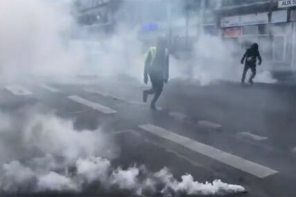 NAPETO Sukobi policije i "žutih prsluka" u Parizu (VIDEO)