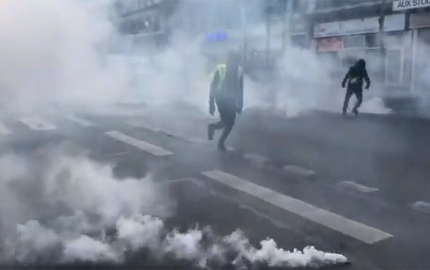 HAOS NA ULICAMA Sukobi policije u "Žutih prsluka" u Parizu (FOTO,VIDEO)