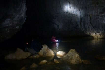 PRAVI RAJ ZA SPELEOLOGE Dabarsku pećinu moguće obići samo čamcem (FOTO)