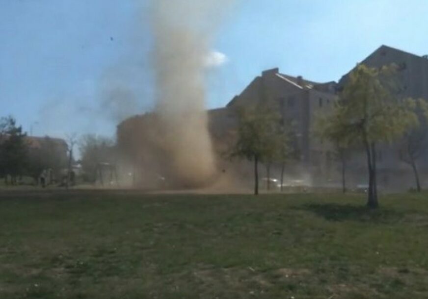 TORNADO NASRED IGRALIŠTA Dječija kolica, lopte i igračke poletjele u sekundi (VIDEO)
