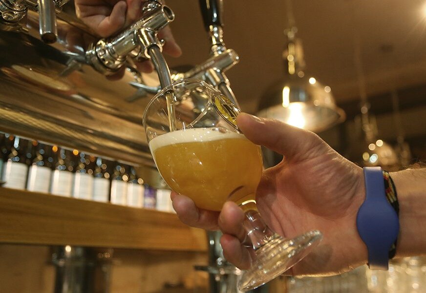VANREDNE MJERE ISPRAZNILE BAROVE Vlasnici pivare poklonili 2.600 litara piva građanima