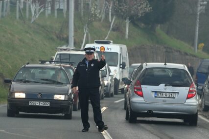 VOZAČI SE UPUĆUJU NA ALTERNATIVNI PRAVAC Obustava saobraćaja na magistralnom putu Doboj-Modriča