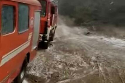 POŽAR DOBIO NEVJEROVATAN EPILOG Vatrogasci gase vatru koja danima plamti, a SNIJEG PADA (VIDEO)