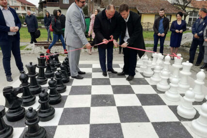 POBOLJŠAN DRUŠTVENI ŽIVOT U Prijedoru postavljena šahovska tabla na otvorenom