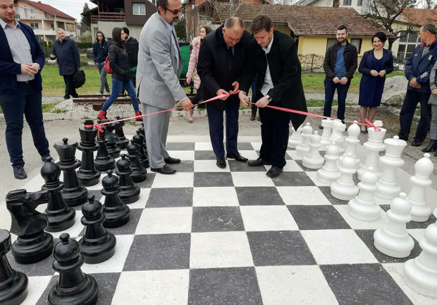 POBOLJŠAN DRUŠTVENI ŽIVOT U Prijedoru postavljena šahovska tabla na otvorenom