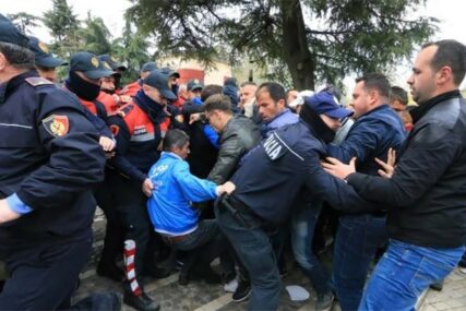 BACALI DIMNE BOMBE Albanski demonstranti pokušali da uđu u parlament (FOTO)