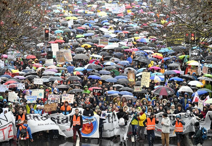 VELIKI PROTESTI PROTIV KLIMATSKIH PROMJENA Naučnici upozoravaju da se mora zaustaviti globalno zagrijavanje
