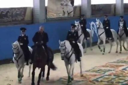BLAŽEN MEĐU ŽENAMA Putin uoči 8. marta posjetio ženski konjički puk i sa njima jahao (VIDEO)
