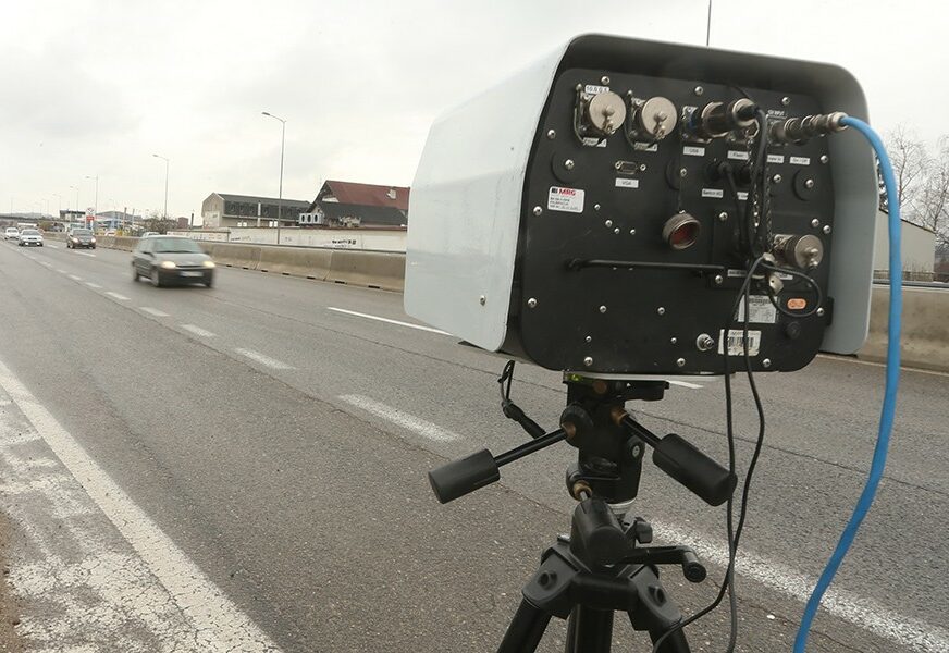 Sigurno niste vidjeli čudniju kaznu: Kamera koja kontroliše brzinu ZA VOLANOM USLIKALA PSA (FOTO)