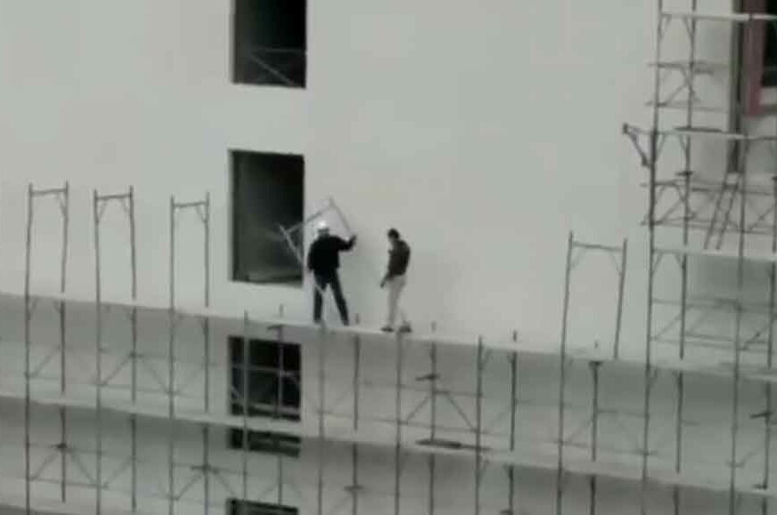 “KOLIKO VRIJEDI ŽIVOT U SRBIJI” Šokantan snimak radnika na 10. spratu BEZ ZAŠTITNE OPREME