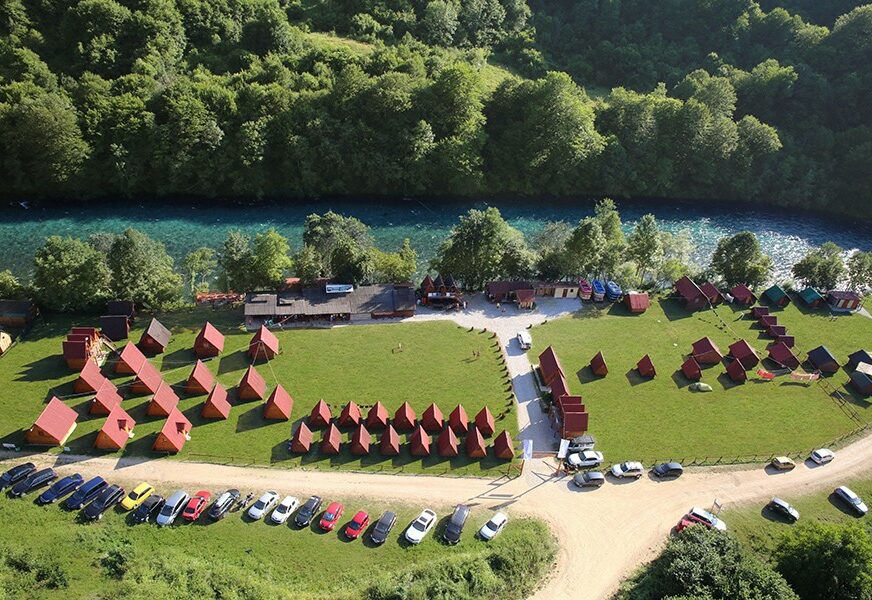 OBIJENI BUNGALOVI KOD FOČE Opljačkano više turista u dva rafting kampa na Drini