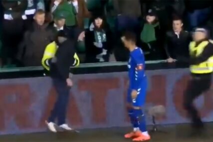 HULIGANIZAM Navijač preskočio ogradu i usred utakmice napao igrača Rendžersa (VIDEO)