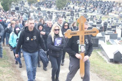 DAVID ZAUVIJEK NAPUŠTA BANJALUKU Teški uzdasi i plač tokom ekshumacije ubijenog mladića (FOTO)