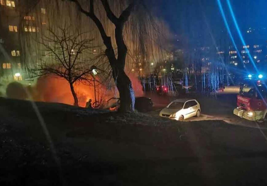 VATRA SVE ČEŠĆE BUKTI Požar u Sarajevu, u potpunosti IZGORJELA tri automobila (FOTO)