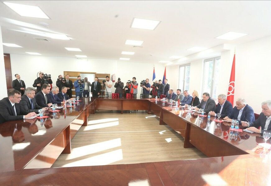 U toku sastanak delegacija SNSD i SDS u Banjaluci