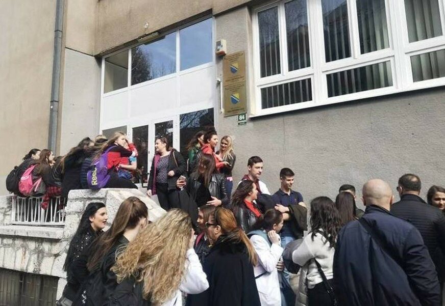 UČENICI EVAKUISANI Dojava o bombi u Srednjoj zubotehničkoj školi u Sarajevu