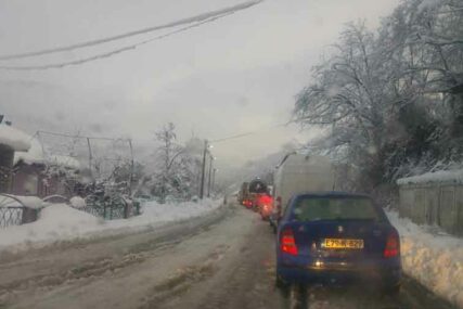 ZIMA PONOVO POKAZALA ZUBE Nove snježna padavine donijele PROBLEME na putevima širom BiH