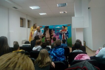 Predstava "Mačak u čizmama" za šezdesetoro djece u Sokocu