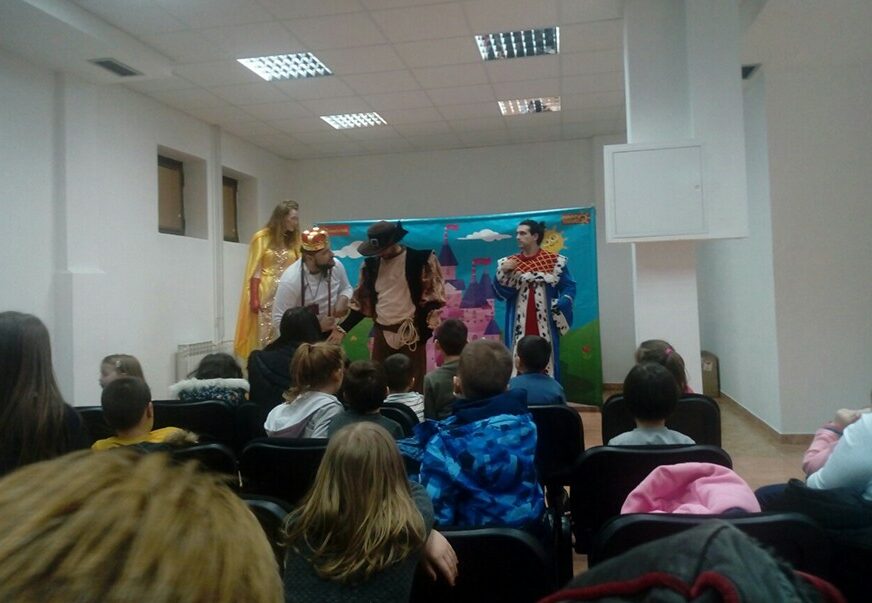 Predstava "Mačak u čizmama" za šezdesetoro djece u Sokocu