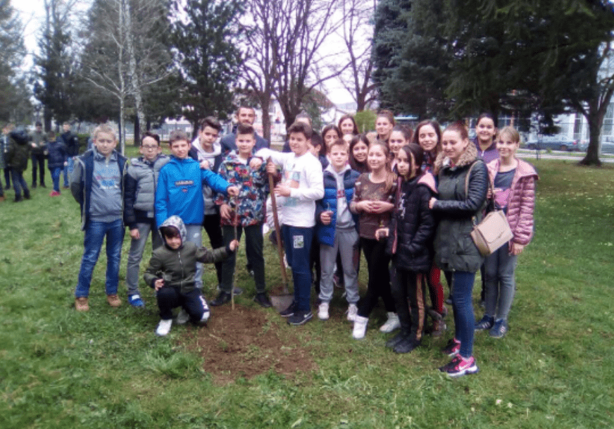 ČAS U PRIRODI Studenti i osnovci posadili stabla u Lazarevu