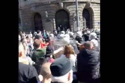 OKRŠAJ U SREDIŠTU BEOGRADA Sukob demonstranata i policije (VIDEO)