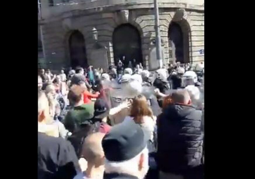 OKRŠAJ U SREDIŠTU BEOGRADA Sukob demonstranata i policije (VIDEO)