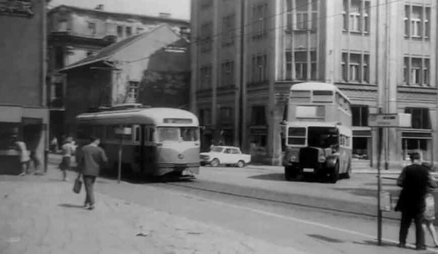 VAŠINGTONCI I LONDONCI BILI ATRAKCIJA Posljednji stari tramvaj ispratilo oko 50.000 Sarajlija