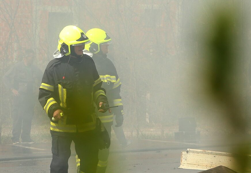 U POŽARU POVRIJEĐENA TRUDNICA Vatrenu stihiju gasi 21 vatrogasac, stanari zgrade EVAKUISANI U PARK