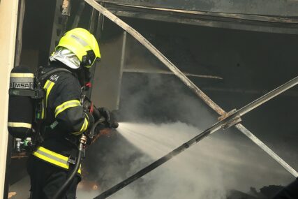 STRAVA U BANJALUCI Vatrogasci pronašli UGLJENISANO TIJELO tokom gašenja požara