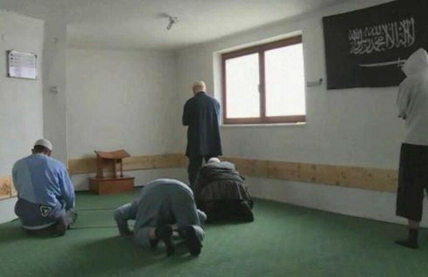 ljudi se mole u prostoriji