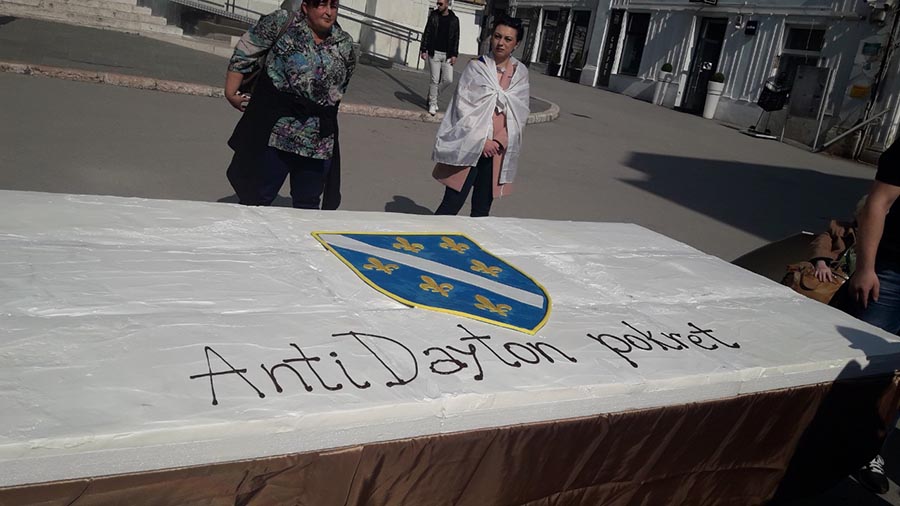 TORTA S RATNOM ZASTAVOM Protivnici Dejtona na svoj način čestitali Sarajlijama "Dan nezavisnosti BiH"