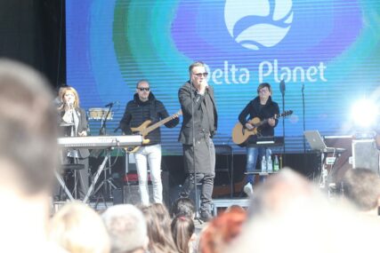 VESELO U GRADU Željko Joksimović pjeva za Banjalučane, na koncert došli STARI I MLADI (FOTO)