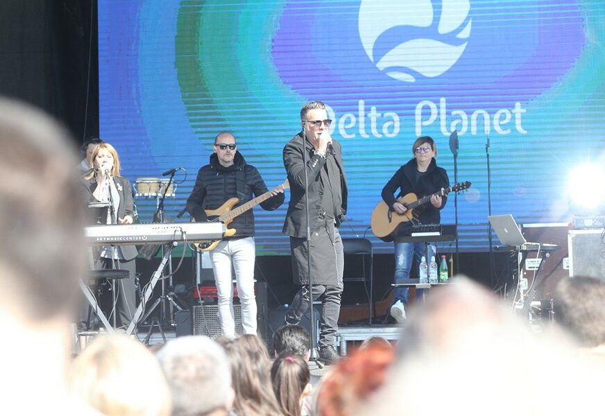 VESELO U GRADU Željko Joksimović pjeva za Banjalučane, na koncert došli STARI I MLADI (FOTO)