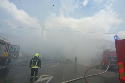 VATROGASCI SE BORE SA POŽAROM Bomdardovane lokacije naftnih bušotina