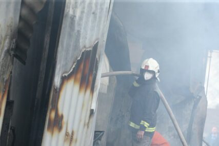 Vatra zahvatila cijelu kuću: Dvije osobe hitno prebačene u bolnicu, vatrogasci gase požar