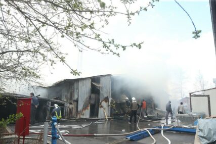 VELIKI POŽAR U BANJALUCI Vatra progutala fabriku namještaja, šteta više stotina hiljada KM (FOTO)