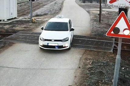 ISKUŠAVAJU SREĆU Neodgovorni vozači u BiH prelaze prugu uprkos upaljenoj signalizaciji