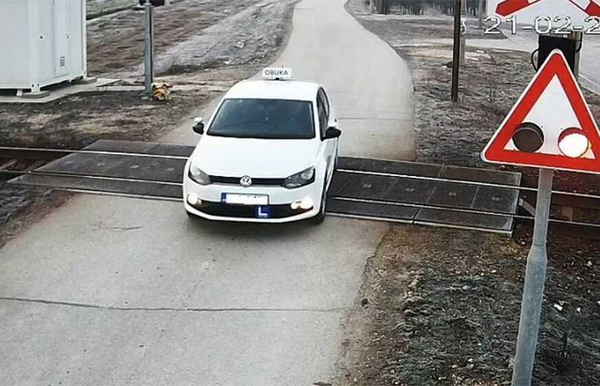 ISKUŠAVAJU SREĆU Neodgovorni vozači u BiH prelaze prugu uprkos upaljenoj signalizaciji